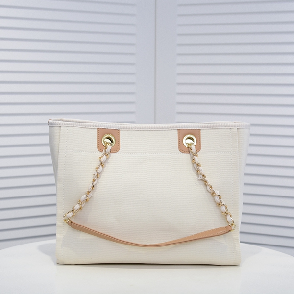 シャネルバッグ背面デザイン